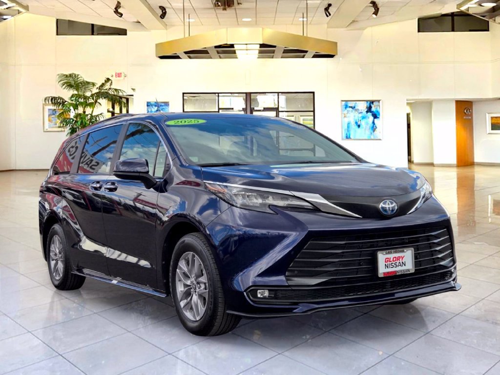 Used 2025 Toyota Sienna XLE FWD image 3