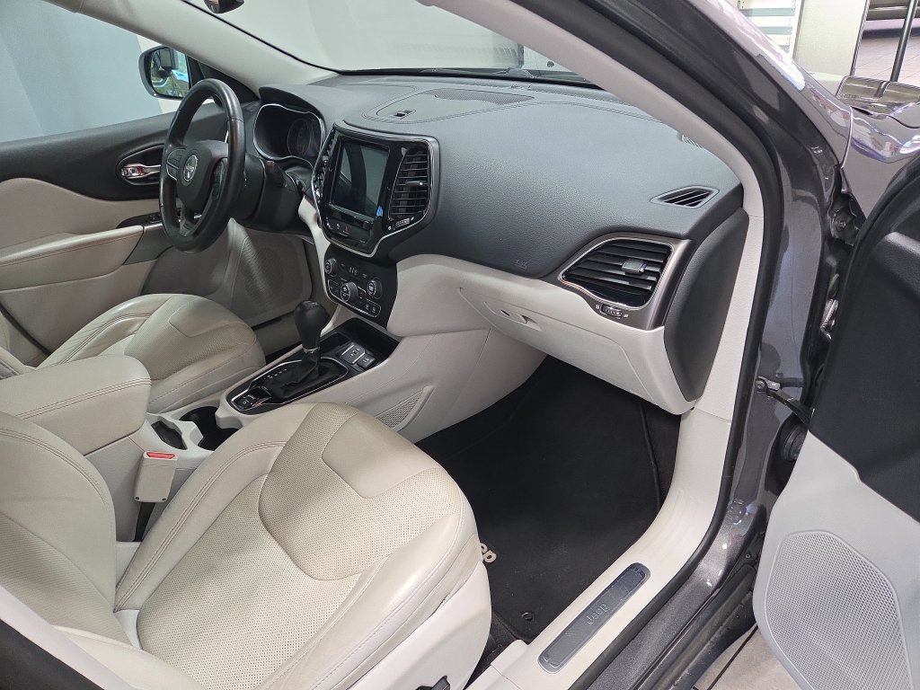 Used 2019 Jeep Cherokee Limited FWD image 19