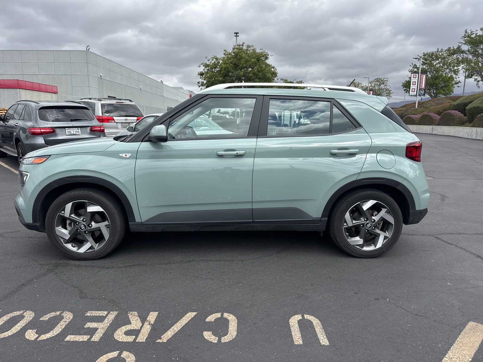 Used 2025 Hyundai Venue SEL FWD image 4