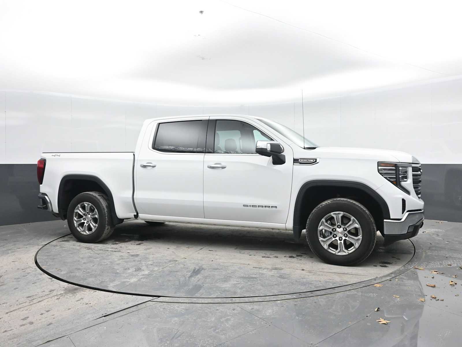Used 2024 GMC Sierra 1500 SLT image 3