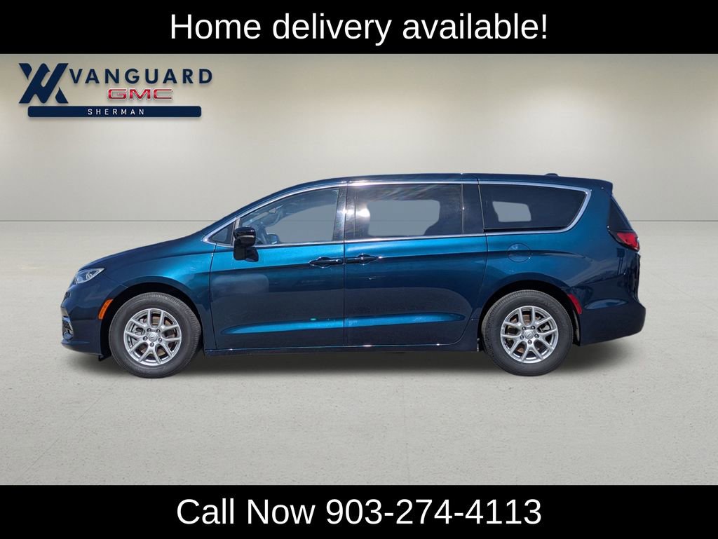 Used 2025 Chrysler Pacifica Select image 4