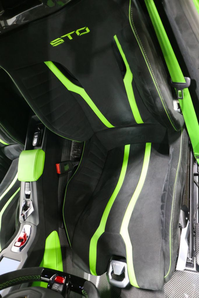 Used 2022 Lamborghini Huracan STO image 25