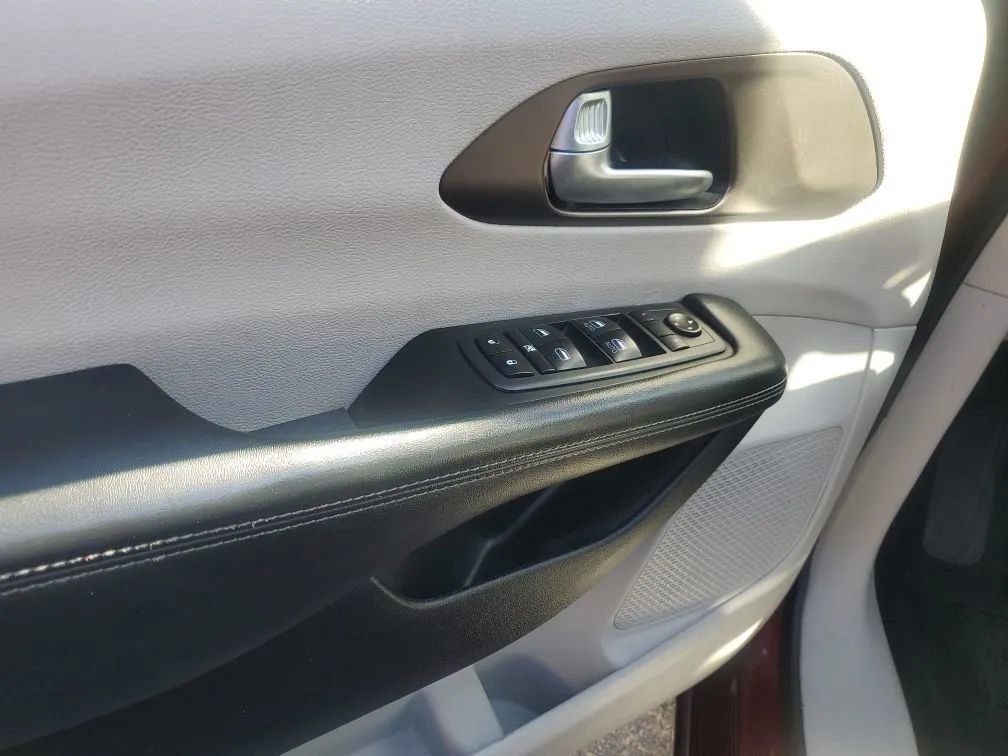 Used 2020 Chrysler Voyager L image 13