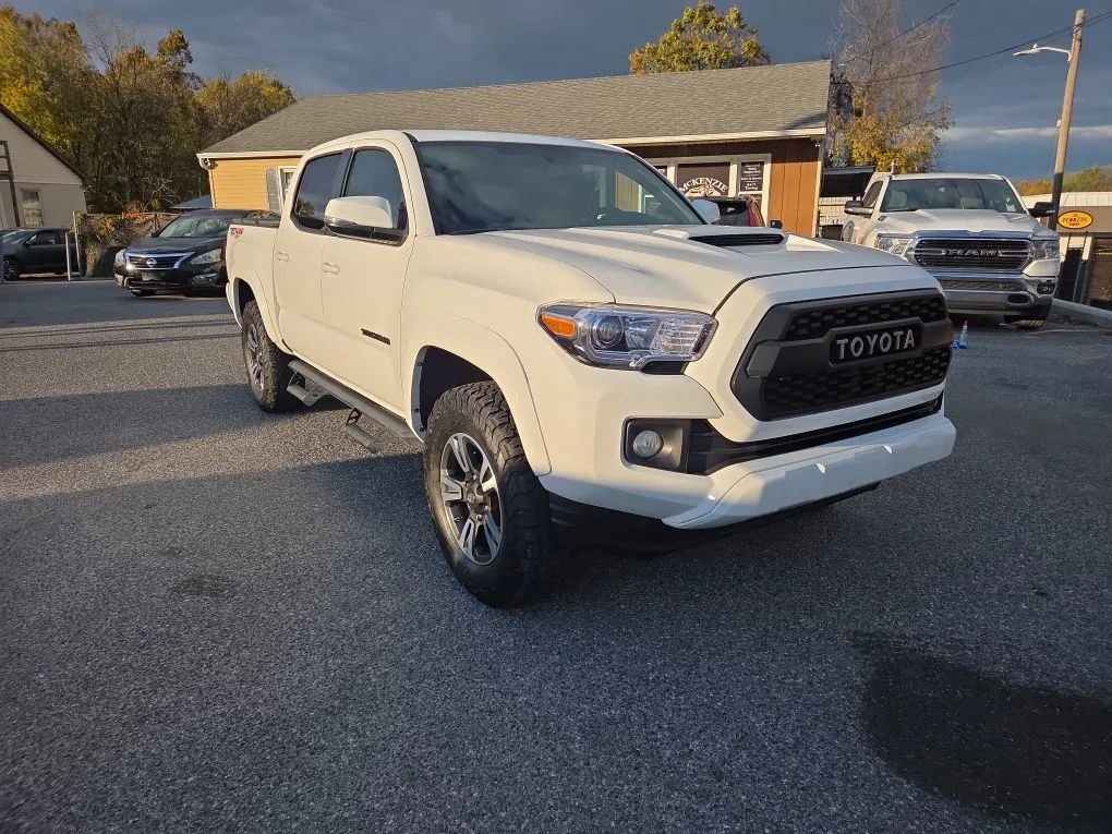 Used 2017 Toyota Tacoma SR image 3