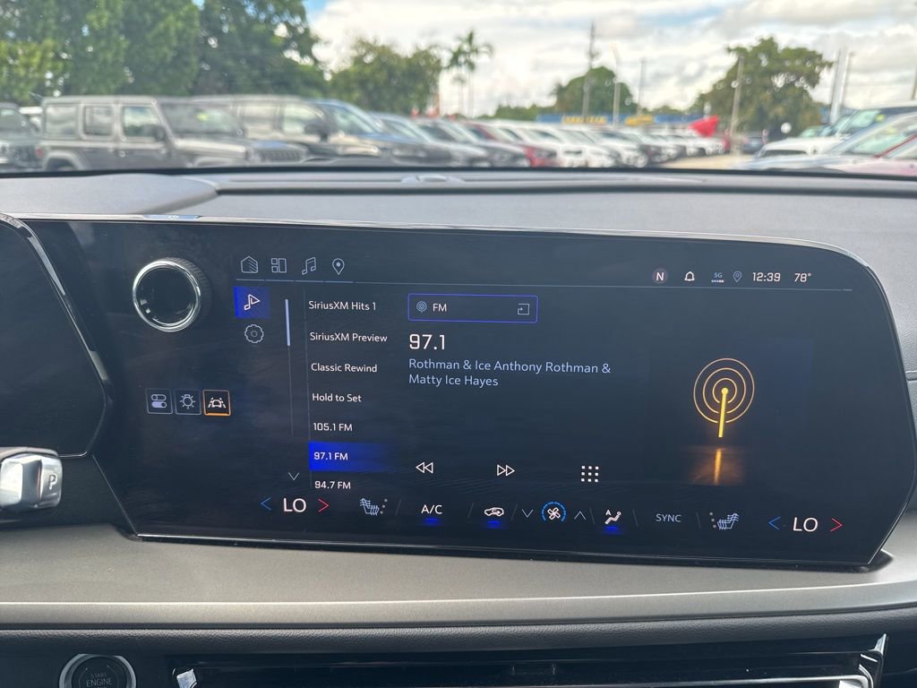 Used 2025 Chevrolet Traverse LT image 25