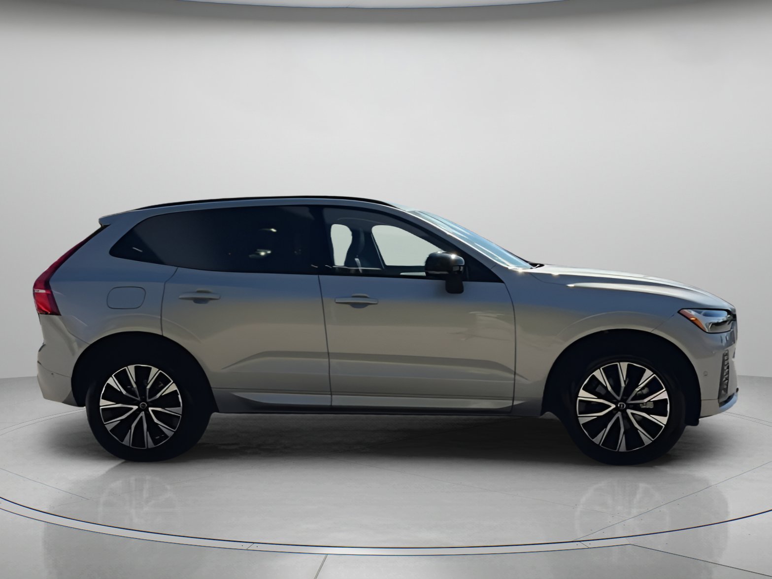 Used 2025 Volvo XC60 B5 Plus image 33