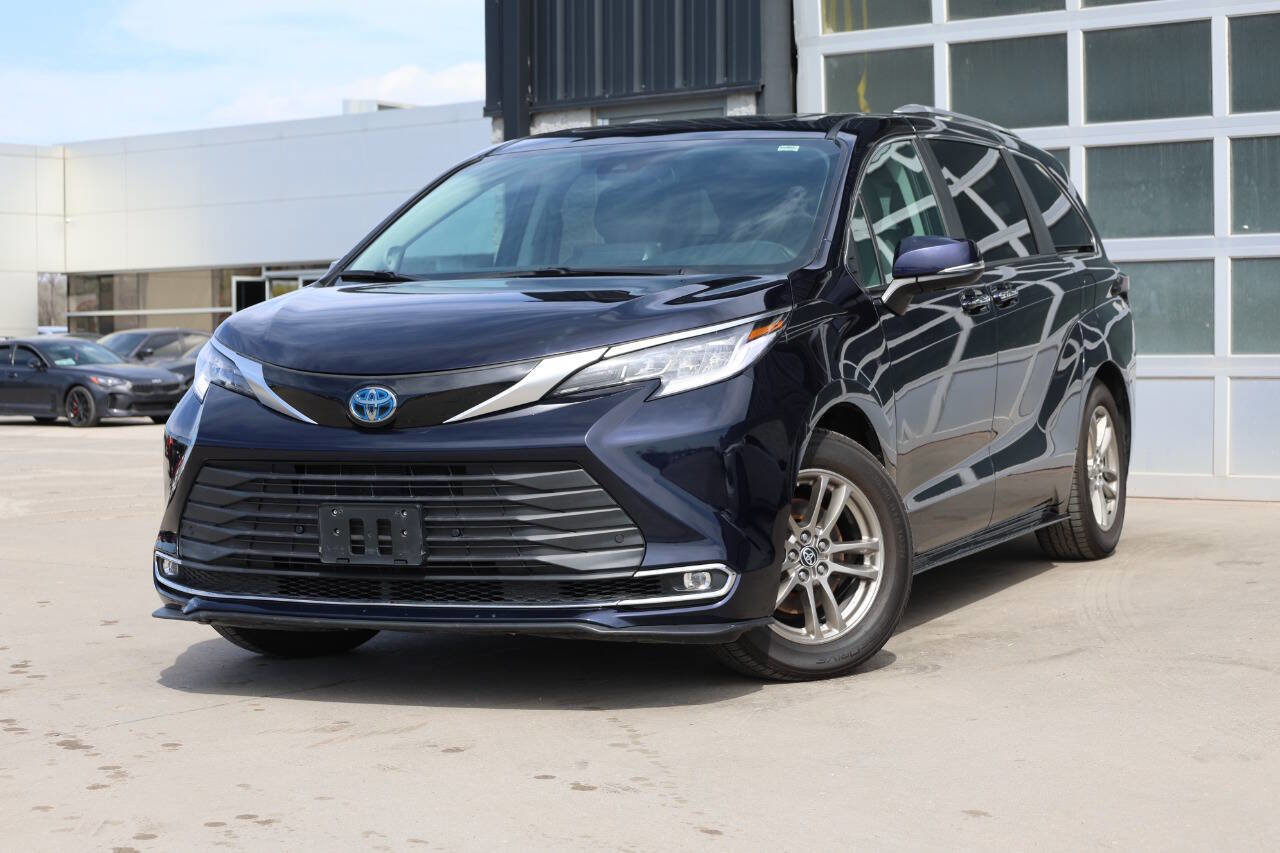 Used 2023 Toyota Sienna Limited AWD/4WD image 3