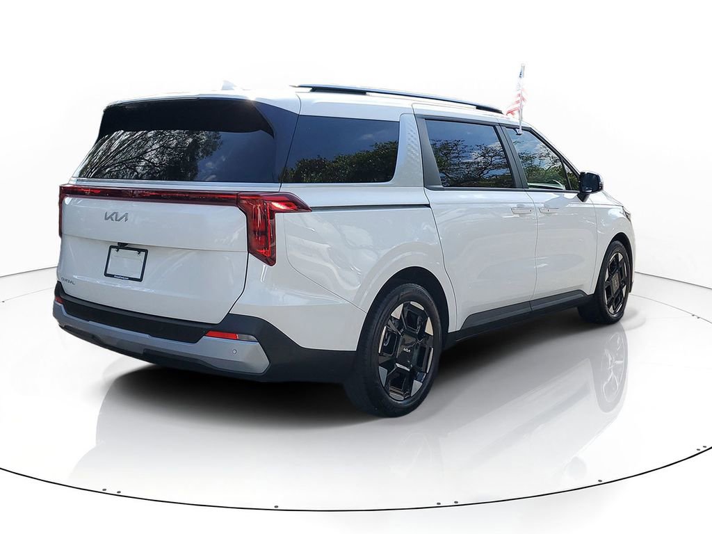 Used 2025 Kia Carnival EX image 3