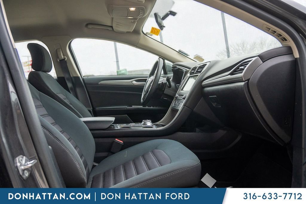 Used 2017 Ford Fusion SE w/ Fusion SE Technology Package image 23