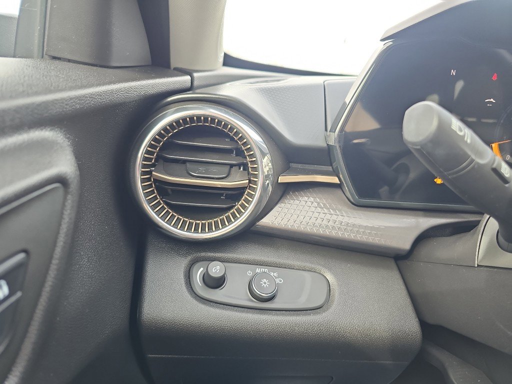 Used 2025 Chevrolet Trax ACTIV w/ Sunroof Package image 22