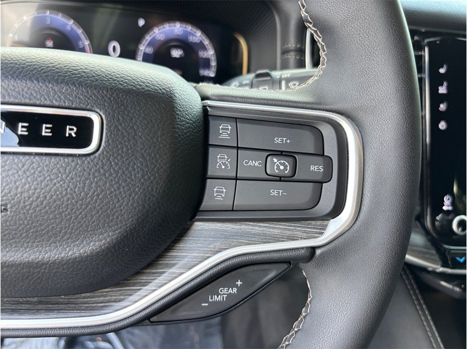 Used 2024 Jeep Wagoneer Series II AWD/4WD image 30