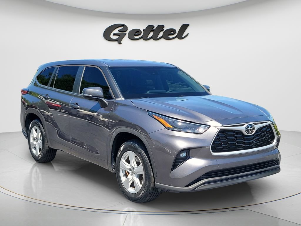 Used 2023 Toyota Highlander LE image 3