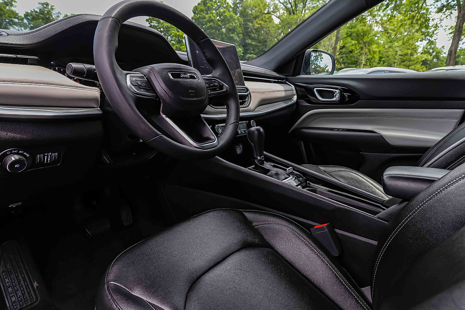 Used 2025 Jeep Compass Limited AWD/4WD image 7