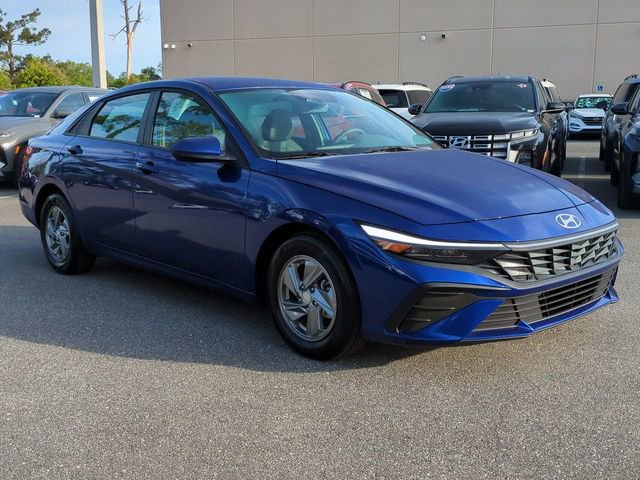 Certified 2025 Hyundai Elantra SE FWD image 3
