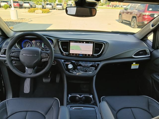 New 2027 Chrysler Pacifica Limited w/ Family Tech Group AWD/4WD image 38