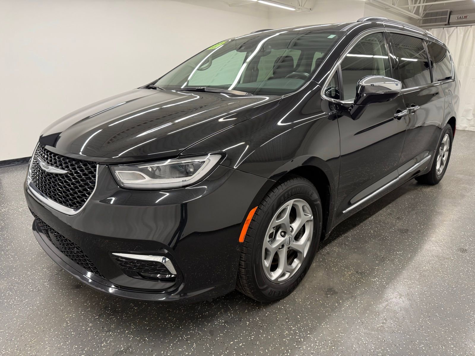 Used 2022 Chrysler Pacifica Limited image 4