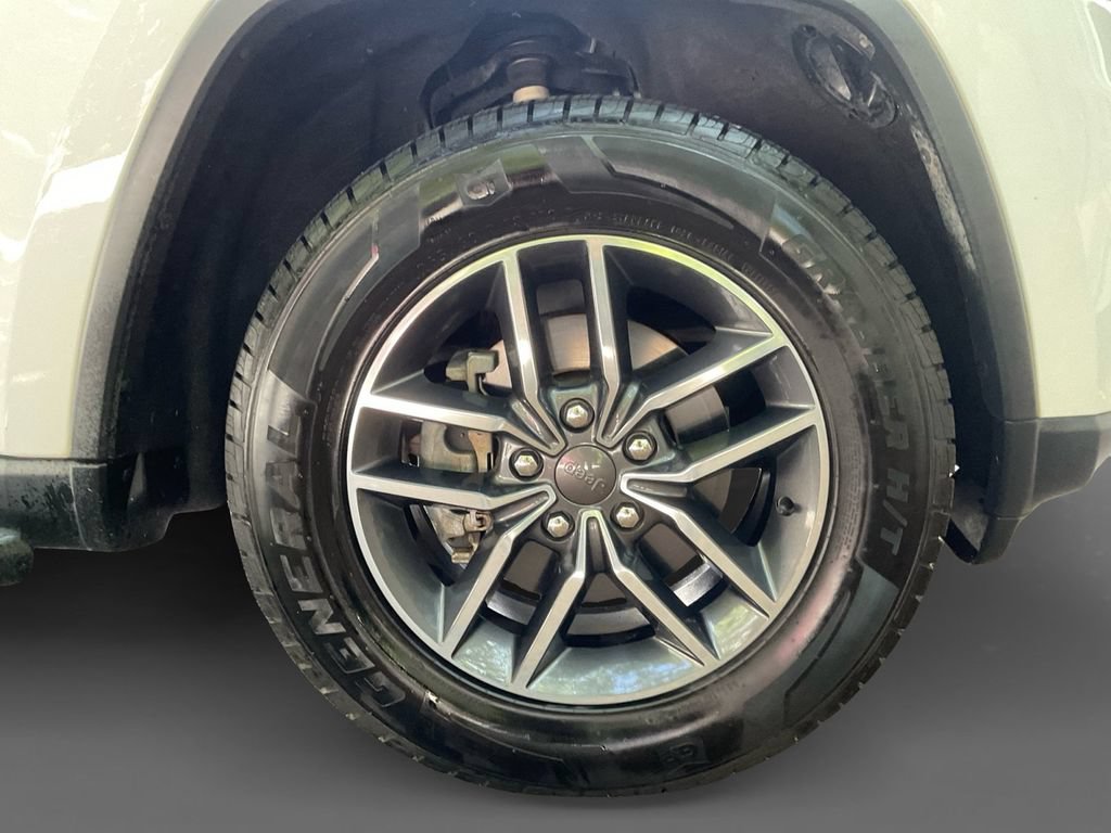 Used 2019 Jeep Grand Cherokee Laredo w/ Laredo X Package AWD/4WD image 16