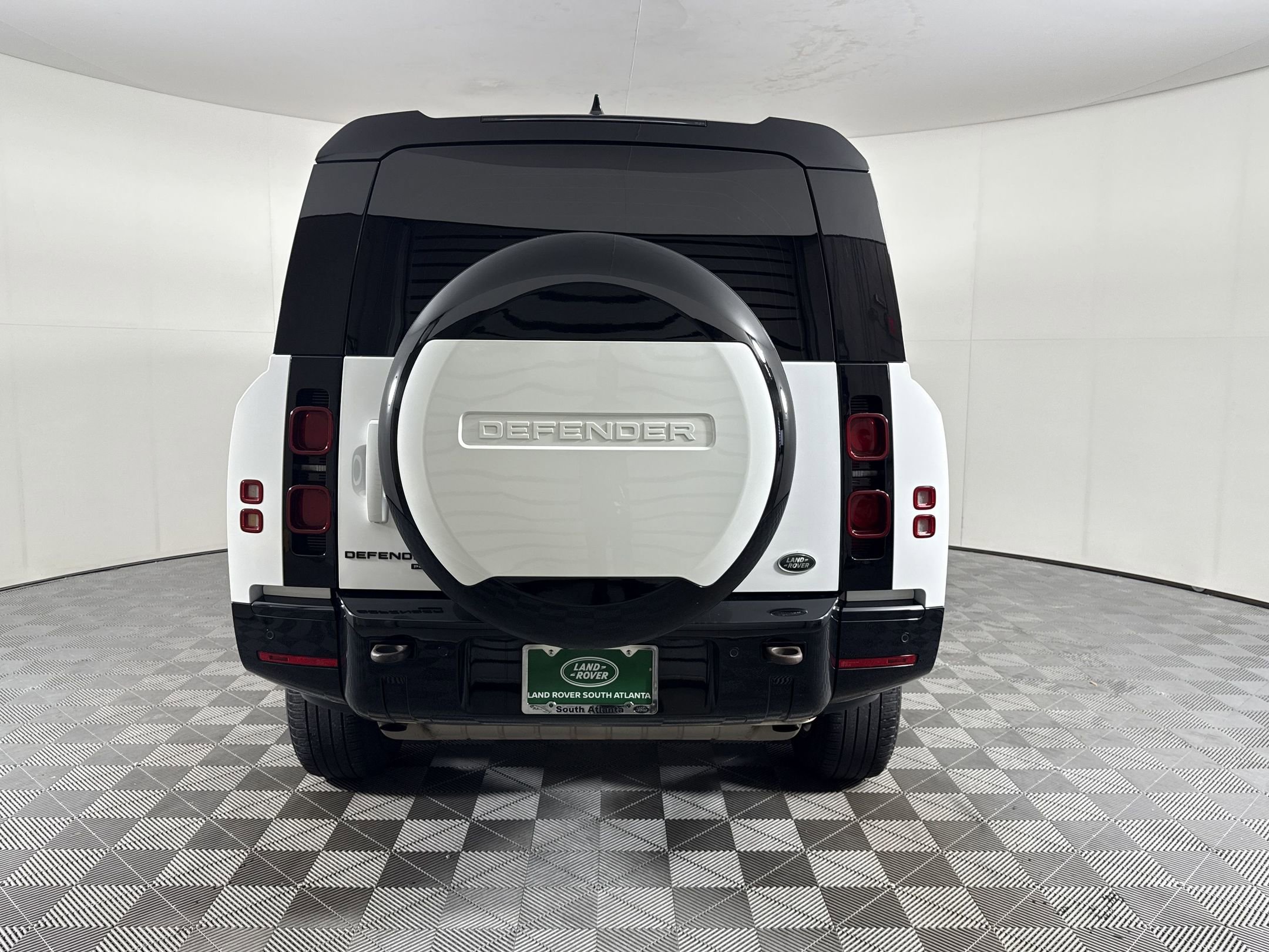 Used 2023 Land Rover Defender 130 X-Dynamic SE AWD/4WD image 10