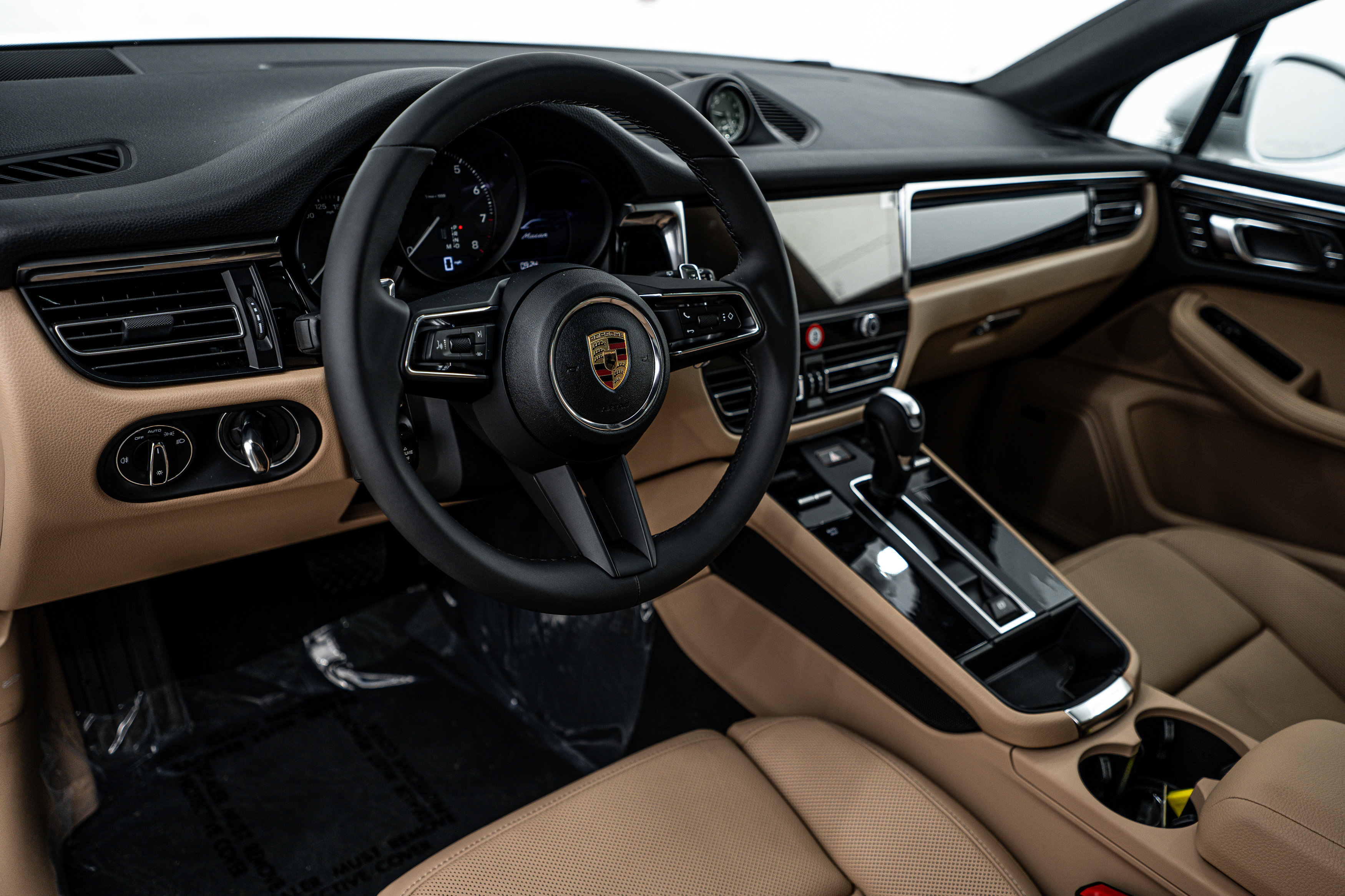 Certified 2025 Porsche Macan image 4