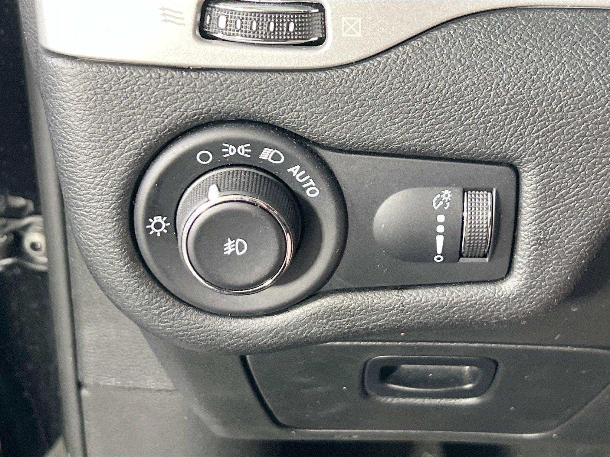 Used 2022 Jeep Cherokee Latitude w/ Sun & Sound Group AWD/4WD image 10