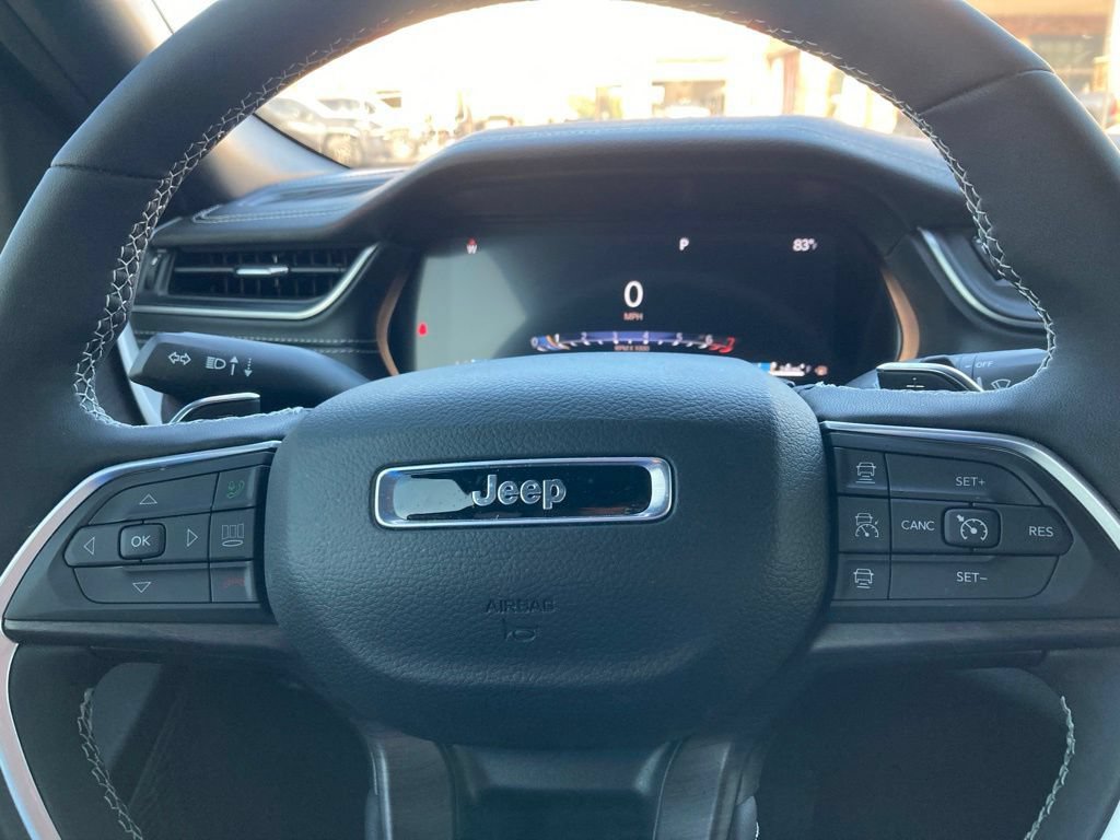 Used 2025 Jeep Grand Cherokee L Limited w/ Black Appearance Package AWD/4WD image 19
