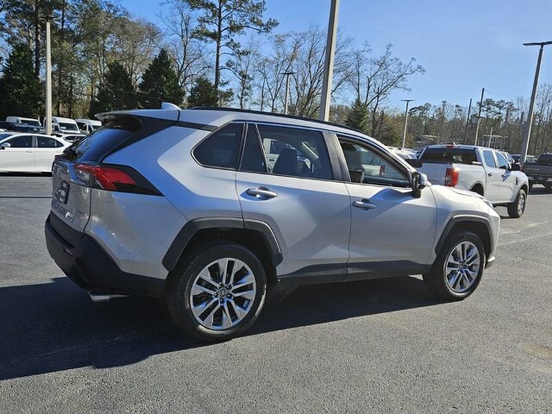 Used 2023 Toyota RAV4 XLE Premium image 17
