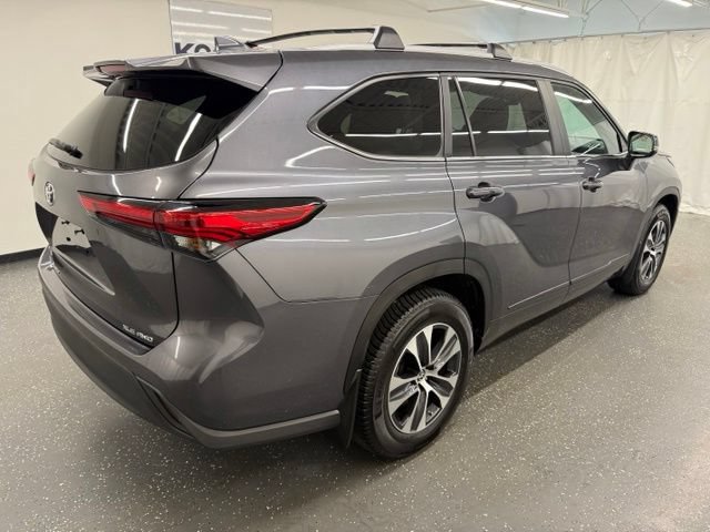 Used 2023 Toyota Highlander XLE AWD/4WD image 2