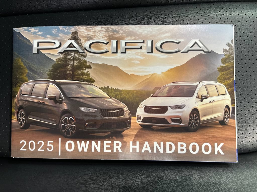Used 2025 Chrysler Pacifica Select FWD image 42