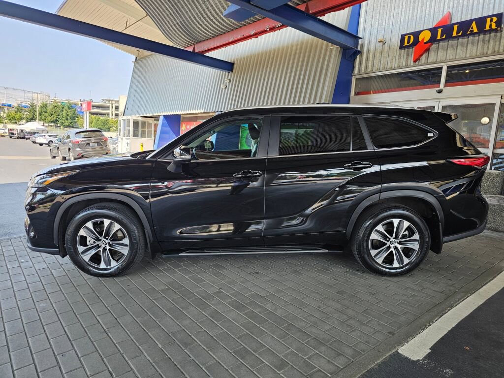 Used 2023 Toyota Highlander XLE image 2