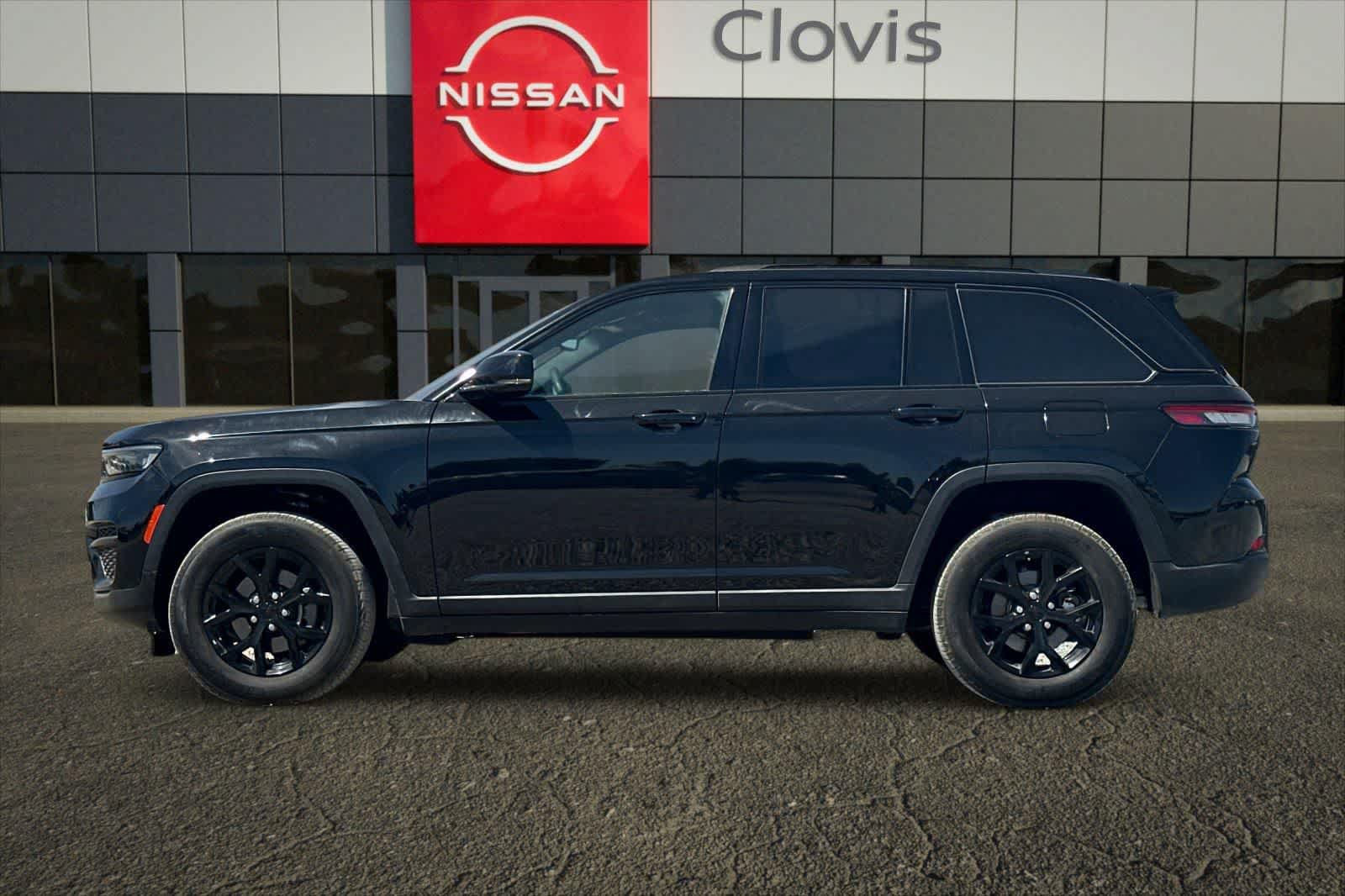 Used 2024 Jeep Grand Cherokee Altitude RWD image 6