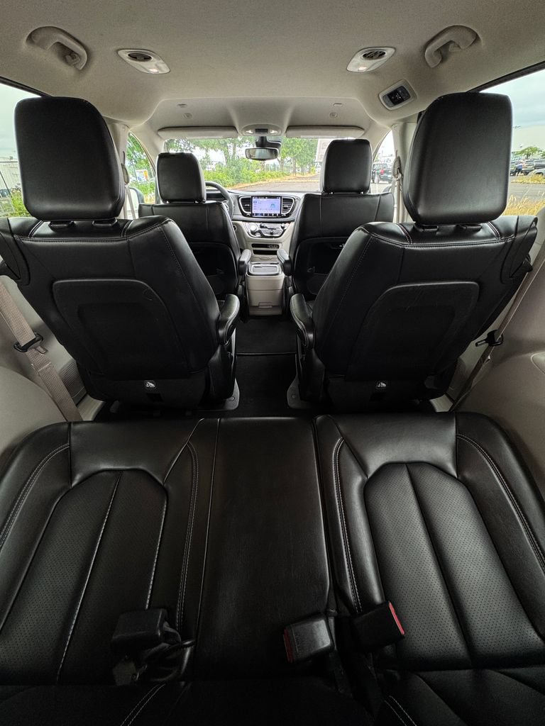 Used 2023 Chrysler Pacifica Touring-L FWD image 13