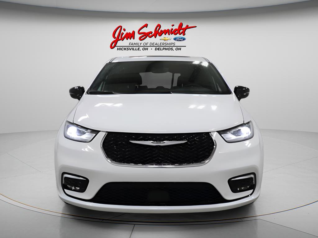 Used 2026 Chrysler Pacifica Limited image 3