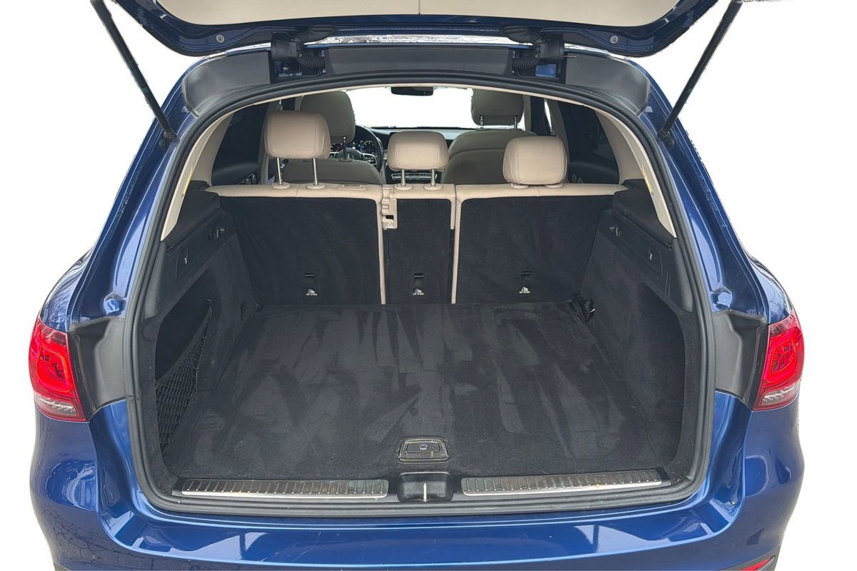 Used 2021 Mercedes-Benz GLC 300 4MATIC w/ Premium Package image 12