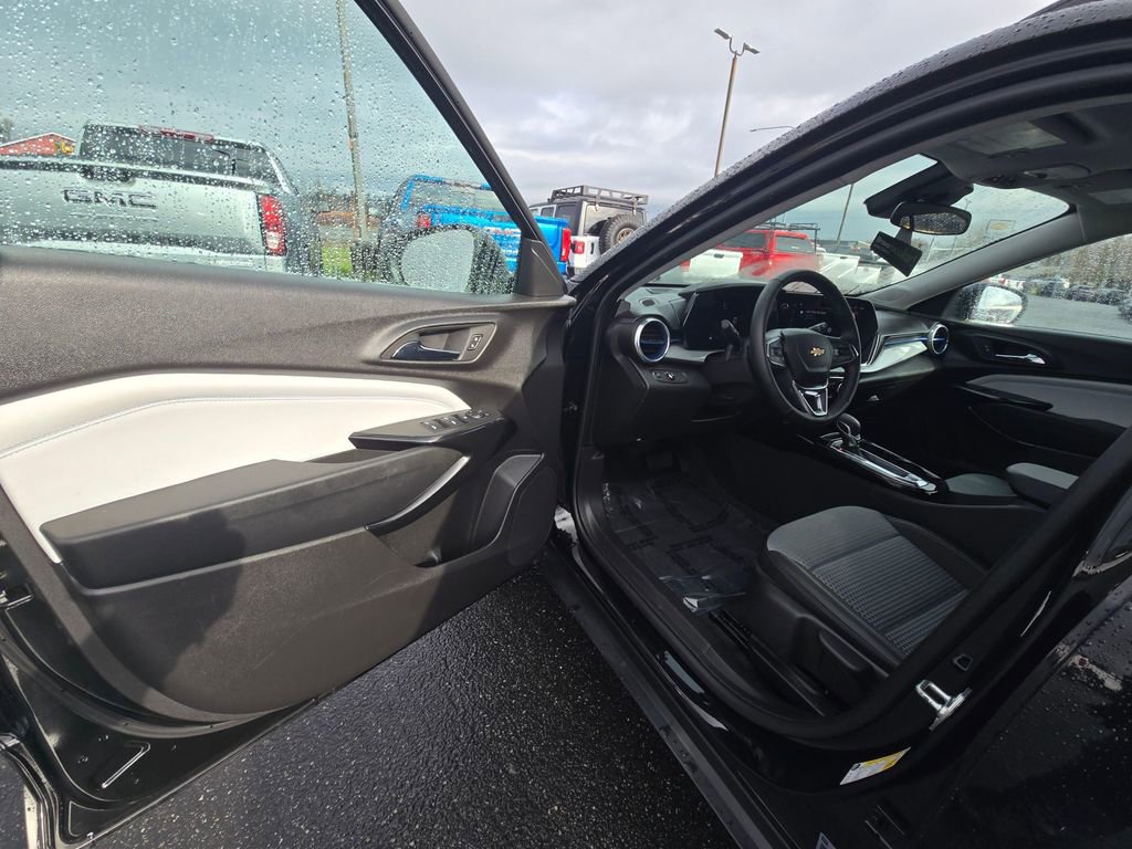 Certified 2025 Chevrolet Trax LT w/ LT Convenience Package FWD image 15