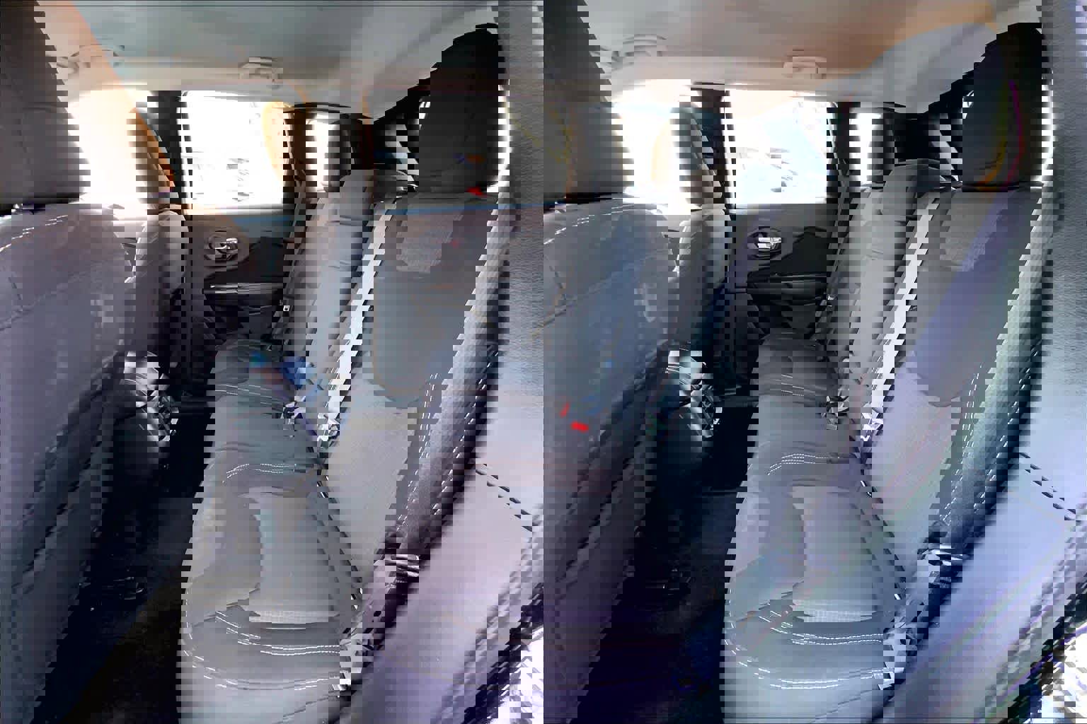 Used 2016 Jeep Cherokee Latitude w/ Cold Weather Group image 20