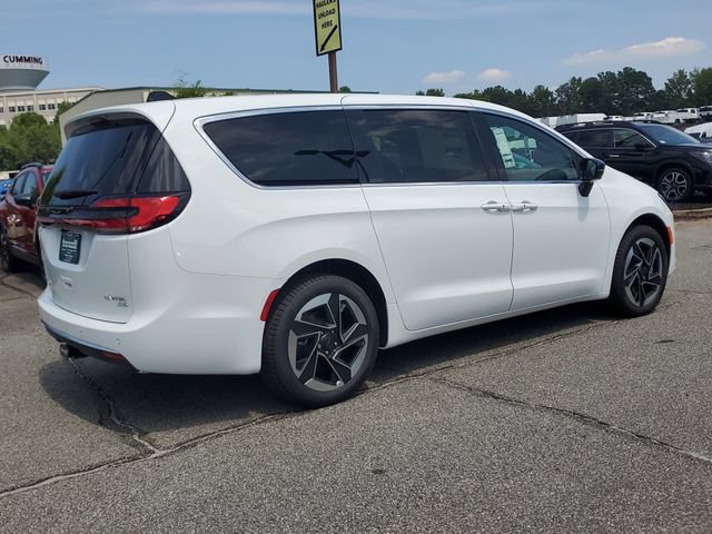 New 2027 Chrysler Pacifica Limited w/ Family Tech Group AWD/4WD image 6