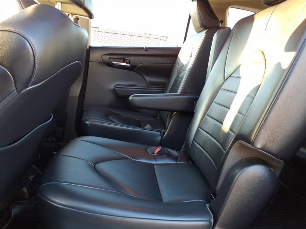 Used 2022 Toyota Highlander XLE image 16
