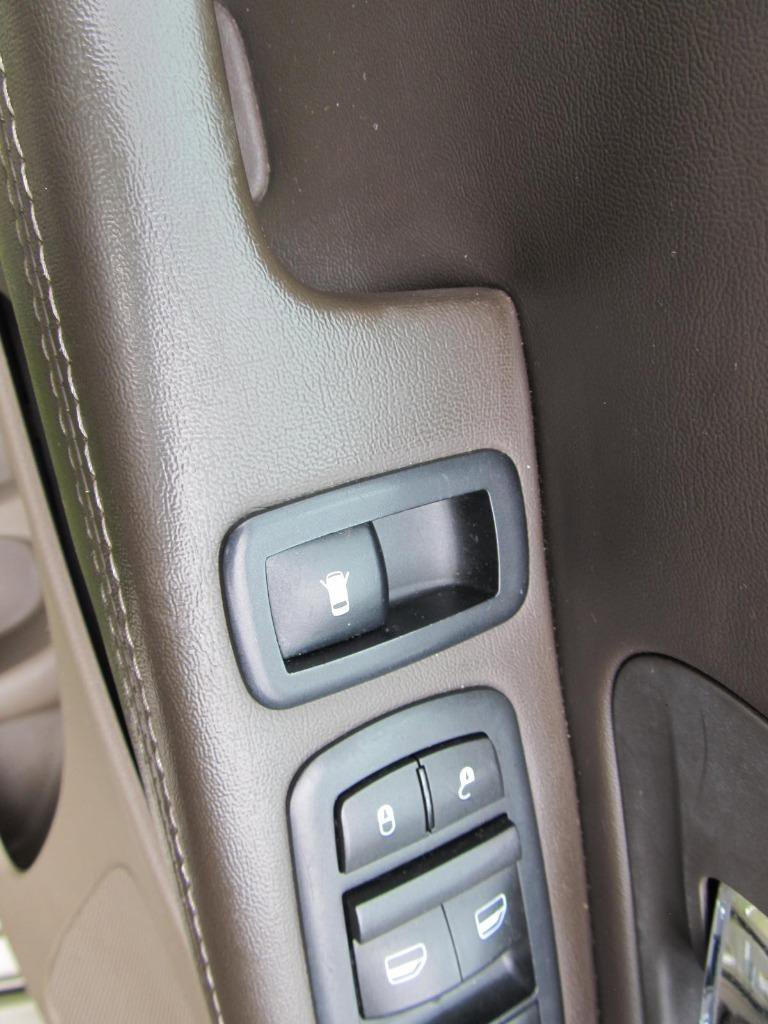 Used 2016 Chrysler Town & Country Touring-L image 23