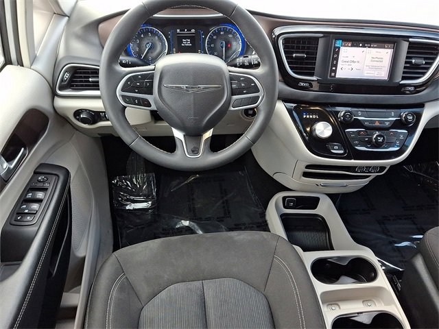 Used 2023 Chrysler Voyager LX image 13