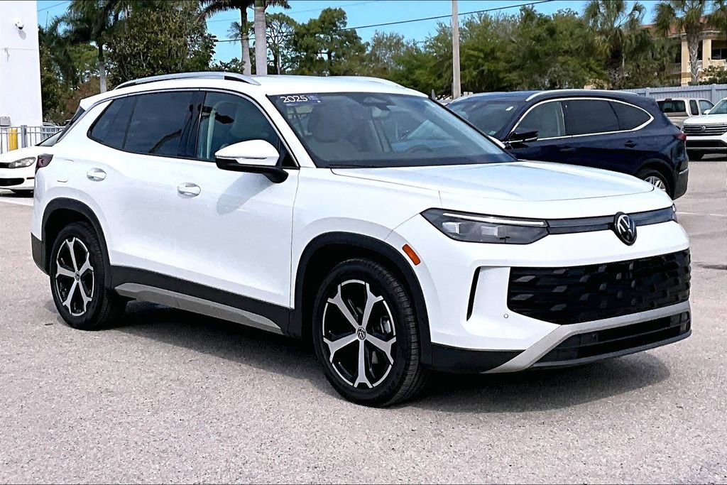 Certified 2025 Volkswagen Tiguan SE image 2