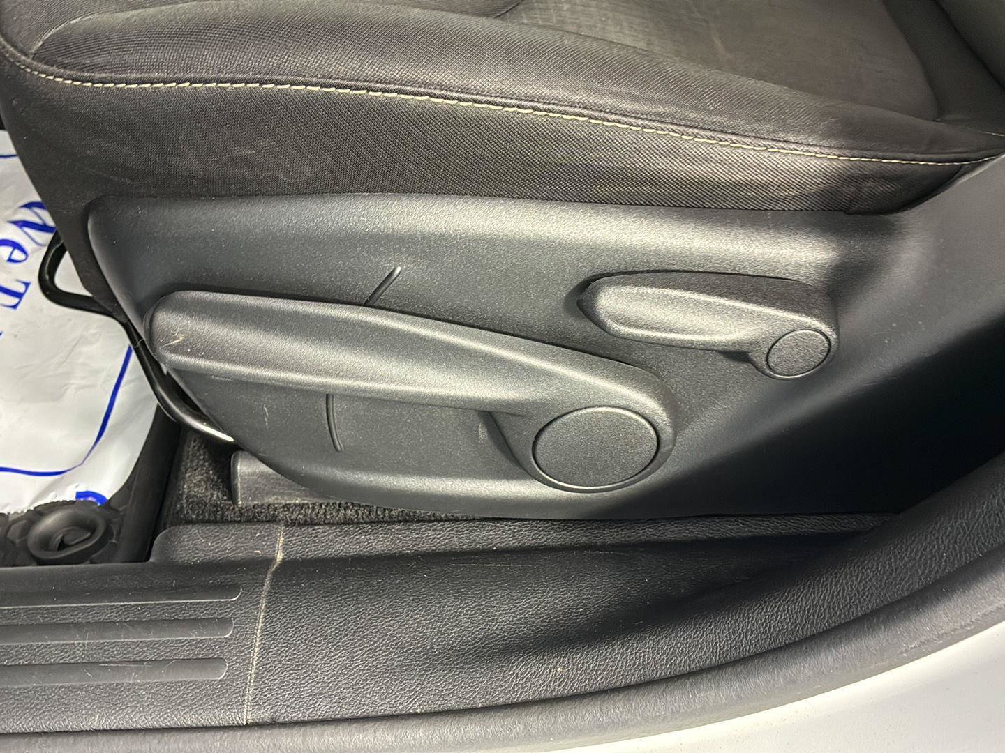 Used 2015 Jeep Cherokee Latitude w/ Cold Weather Group FWD image 24