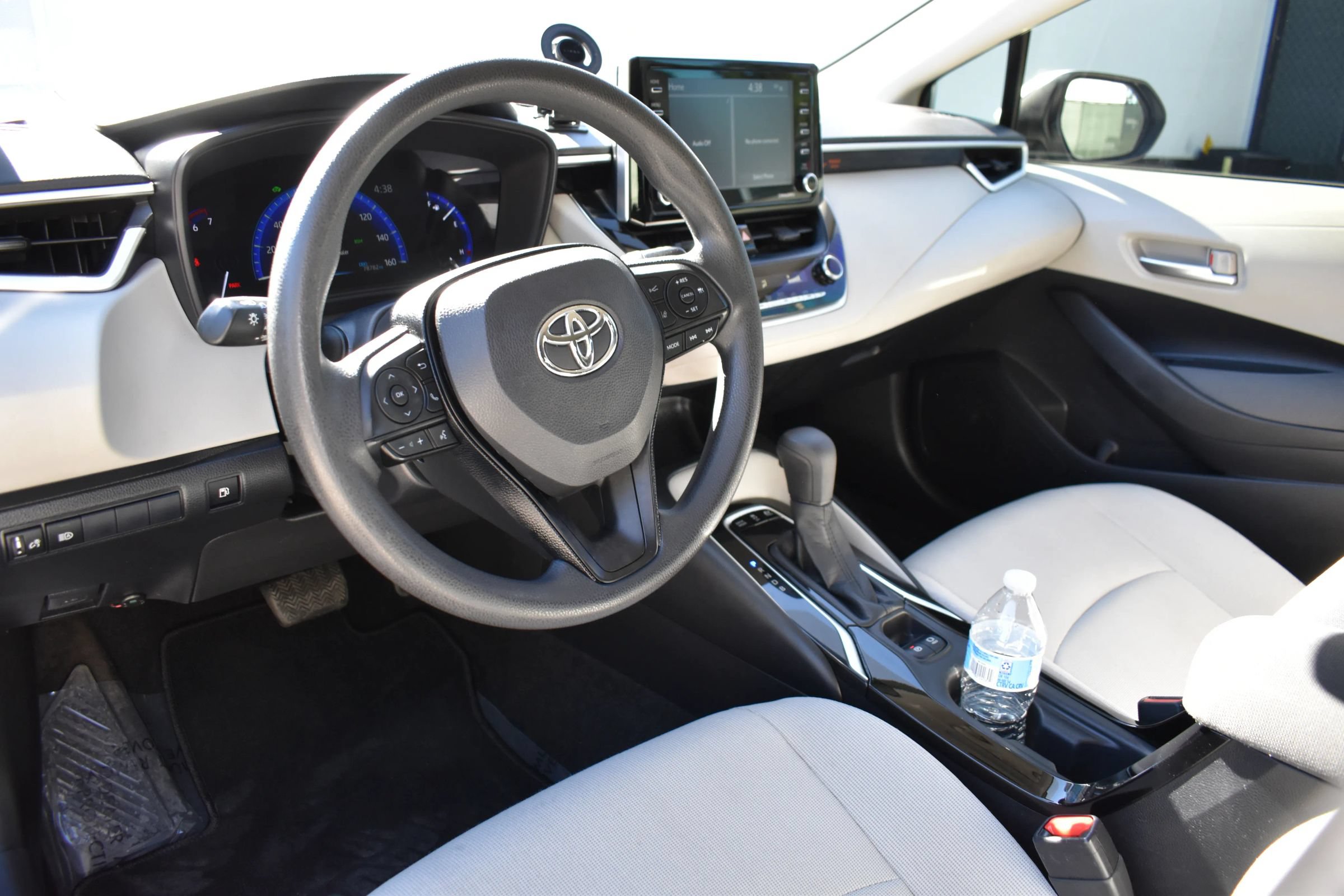 Used 2021 Toyota Corolla LE FWD image 3