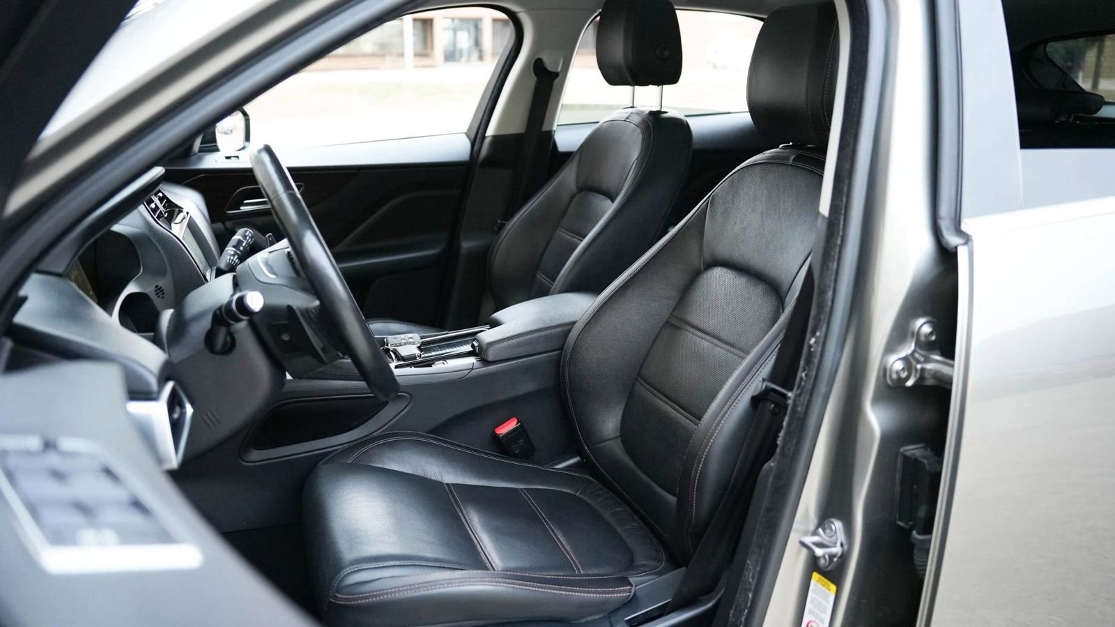 Used 2018 Jaguar F-PACE Prestige image 21