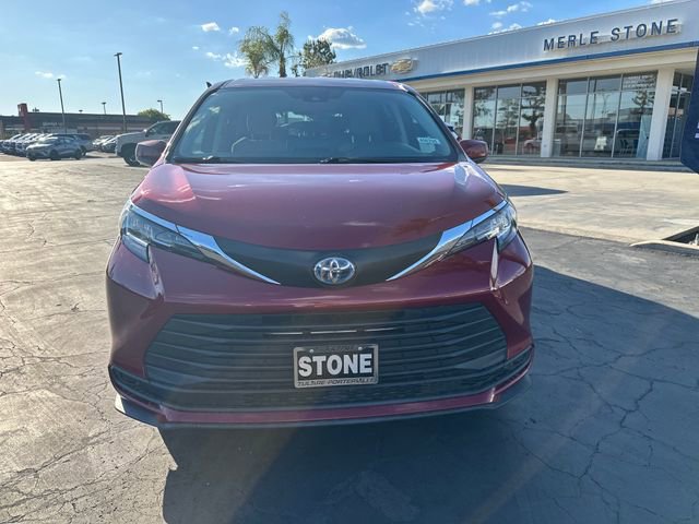 Used 2023 Toyota Sienna LE FWD image 2