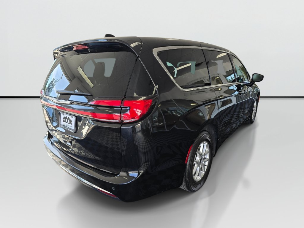 Used 2025 Chrysler Pacifica Select FWD image 5