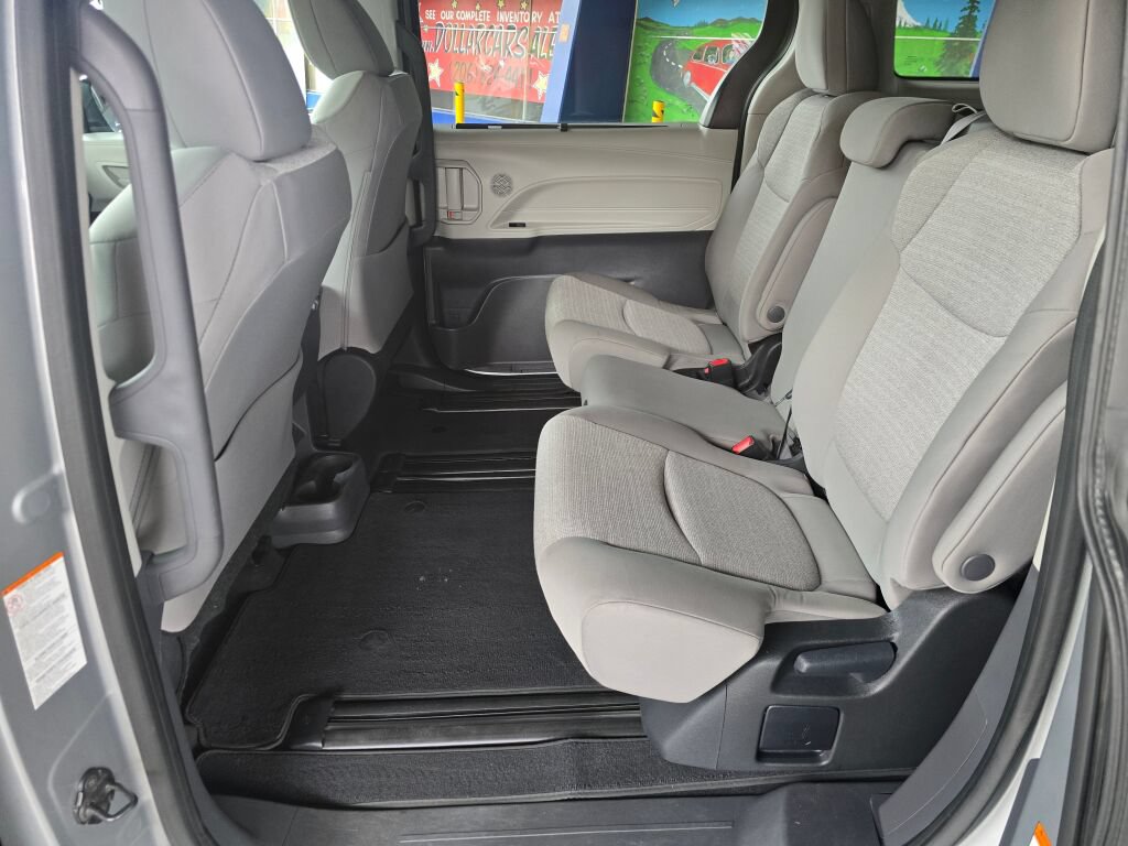 Used 2024 Toyota Sienna LE AWD/4WD image 18