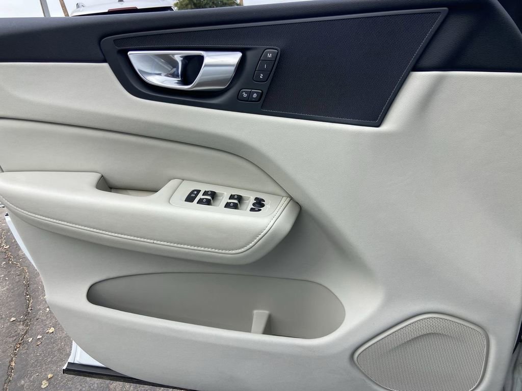 Used 2023 Volvo XC60 B5 Plus AWD/4WD image 19