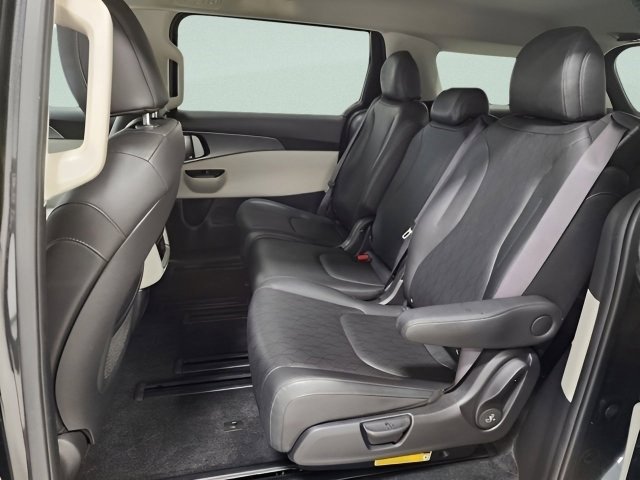 Used 2023 Kia Carnival LX FWD image 15