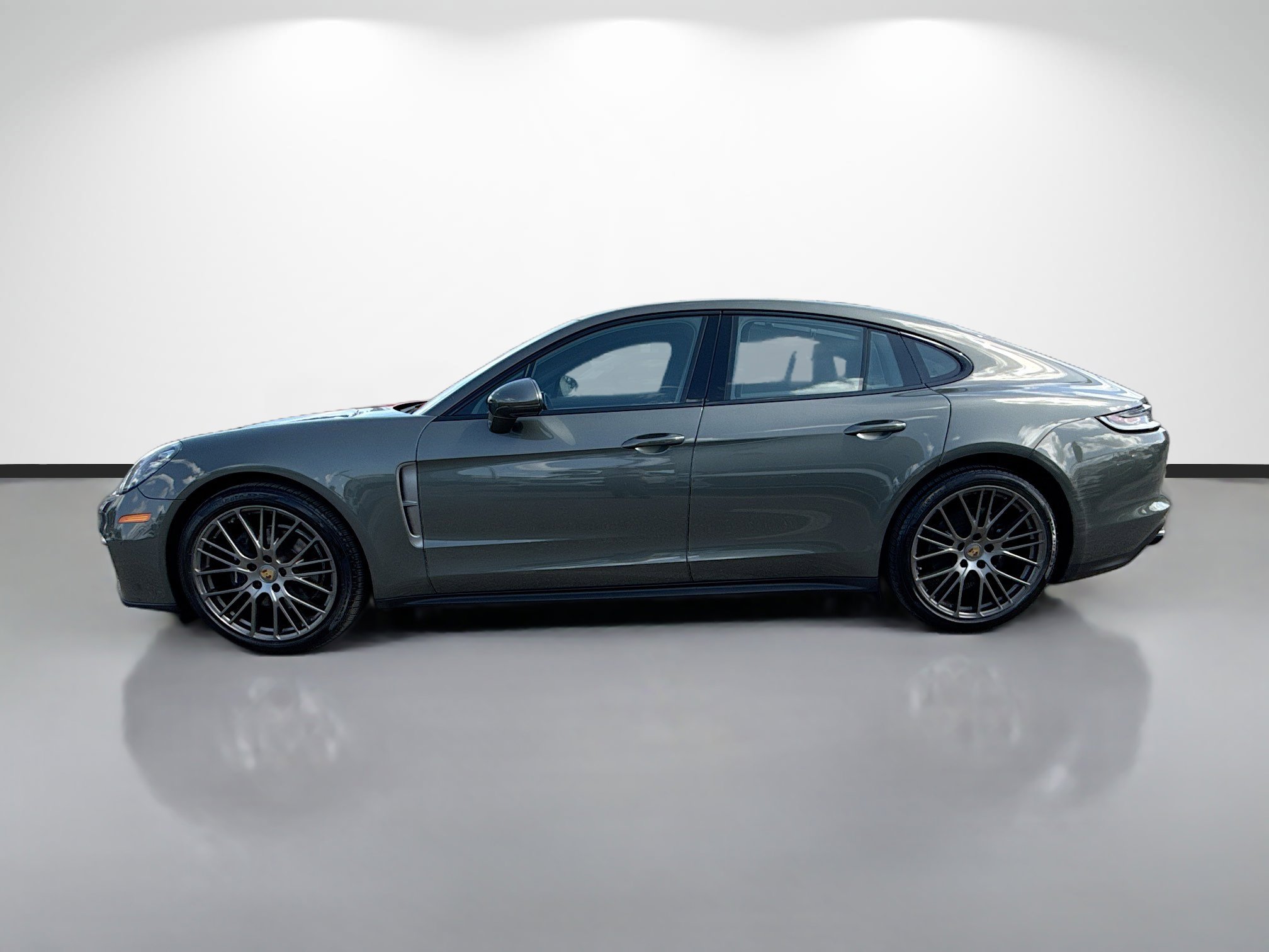 Used 2022 Porsche Panamera 4 Platinum Edition image 2