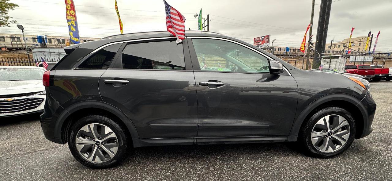 Used 2022 Kia Niro EX w/ Cold Weather Package FWD image 3